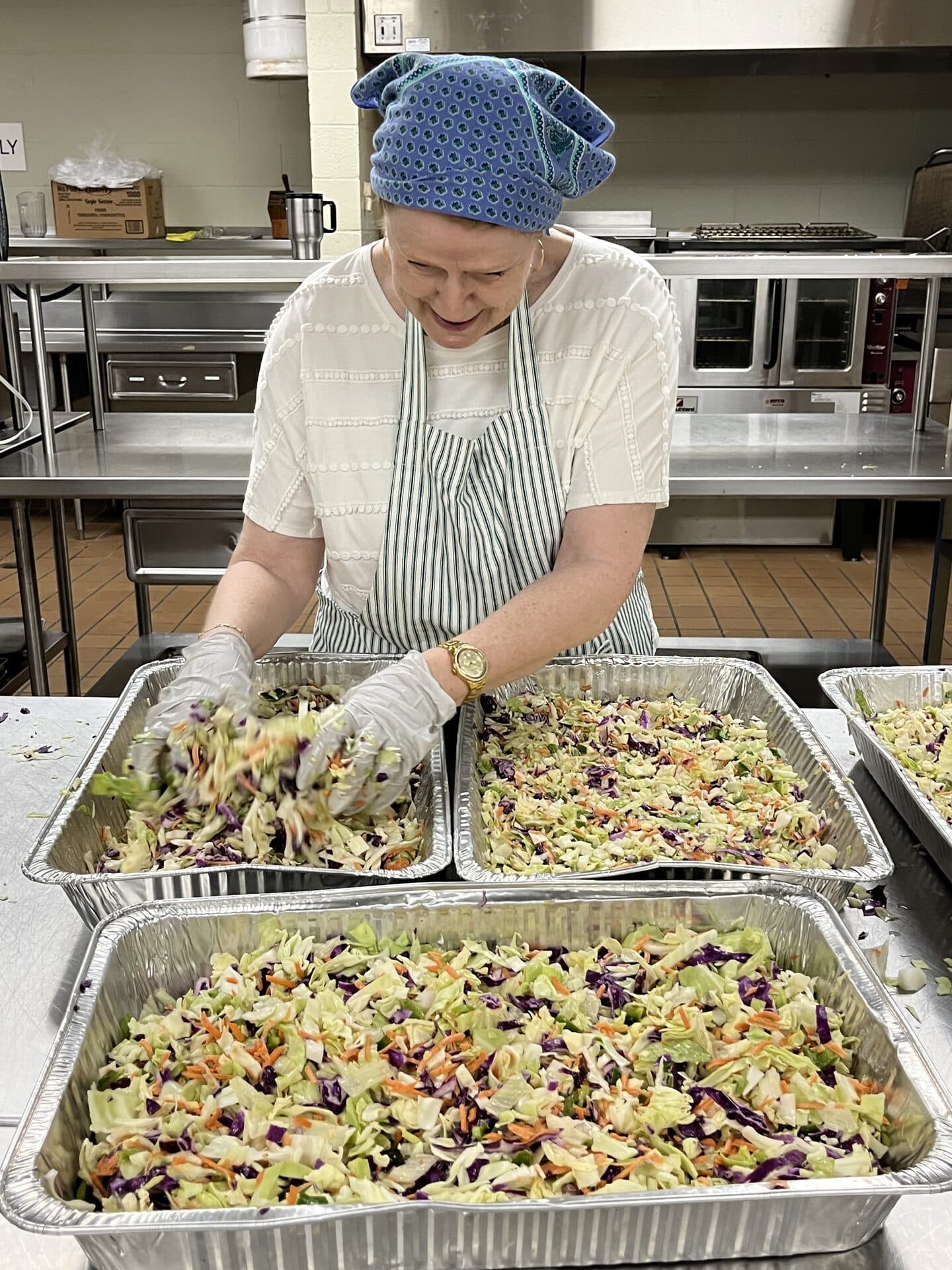 Voluntarios preparan la comida en Our Father's Kitchen