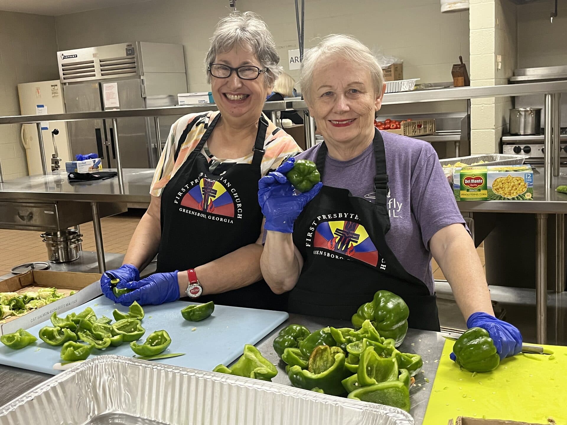 Voluntarios preparan la comida en la cocina